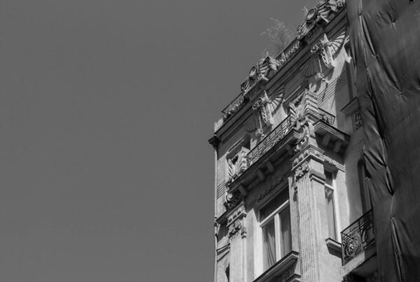 a grayscale photo of a concrete building